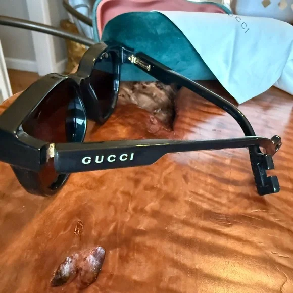 Gucci Black Frame Sunglasses with Purple Mirrored Lenses - Picture 2 of 8